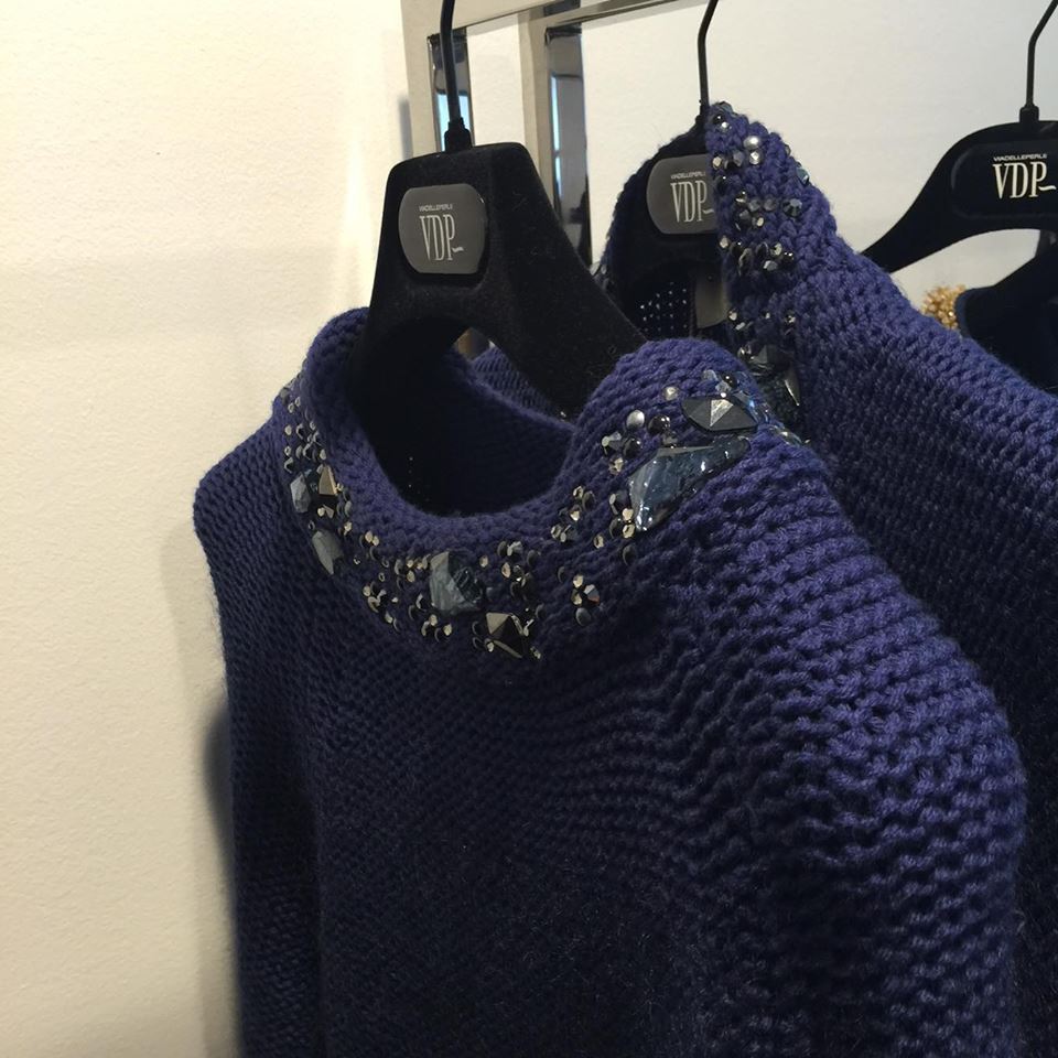 via delle perle elisabetta bertolini moda autunno inverno 2016 blu maglione dettaglio gioiello