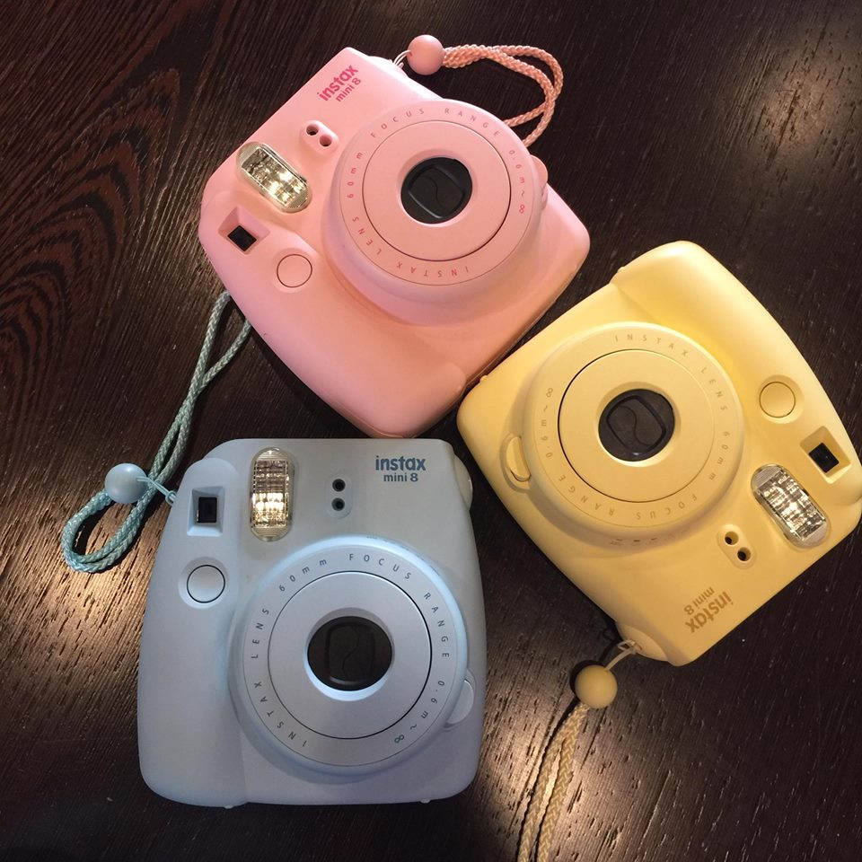 macchine foto istantanee tre di sette colori pastello rosa quarz e azzurro serenity