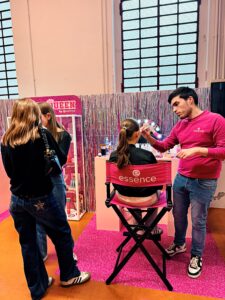 ragazze che provano il trucco essence cosmetics